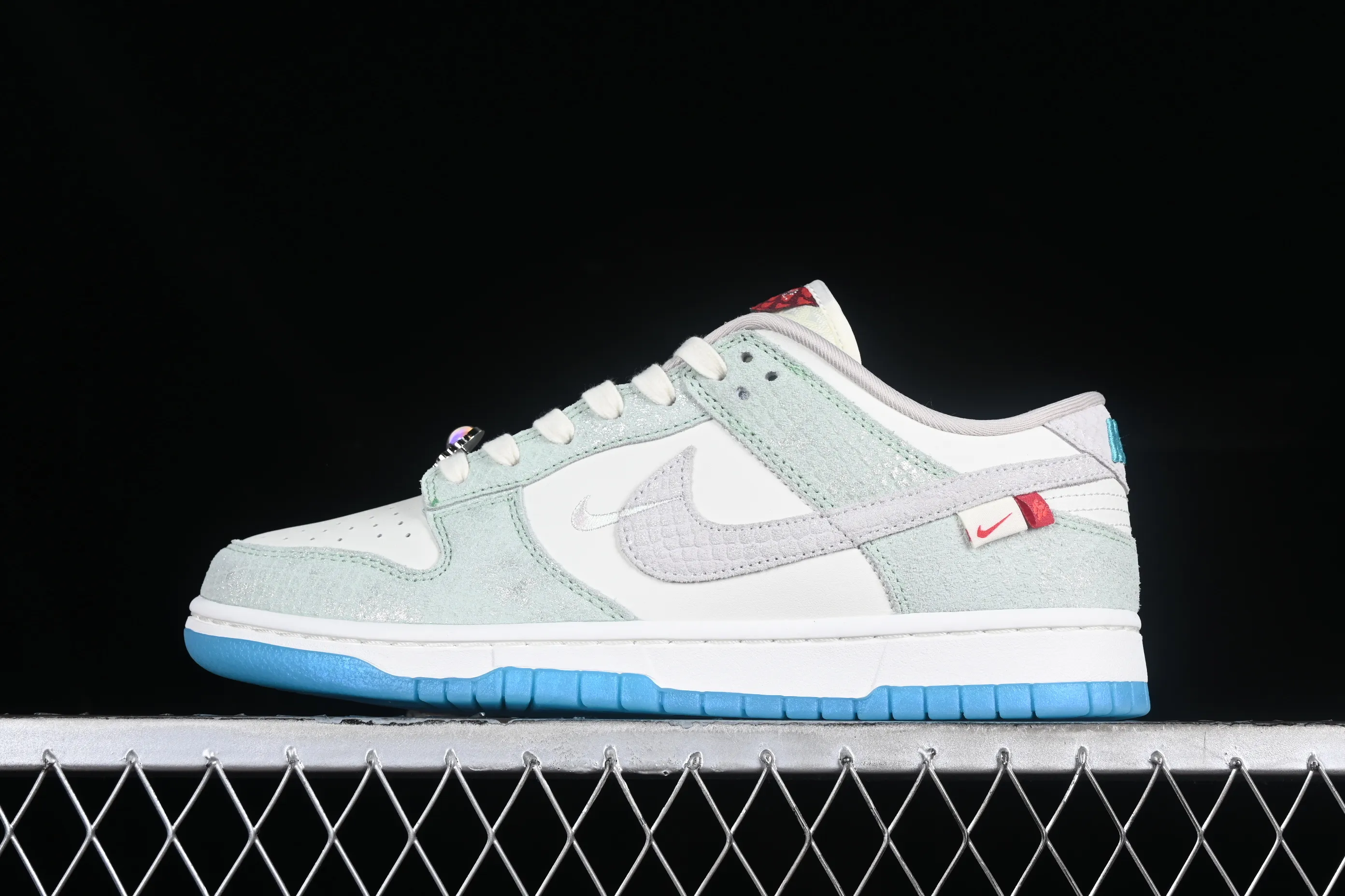 All Categories Nk SB Dunk Series Nk SB Dunk Low Low-top sneakers Z version Nk Dunk Low 2024 Year of the Dragon customized SB low-top casual sneakers FZ5065-111